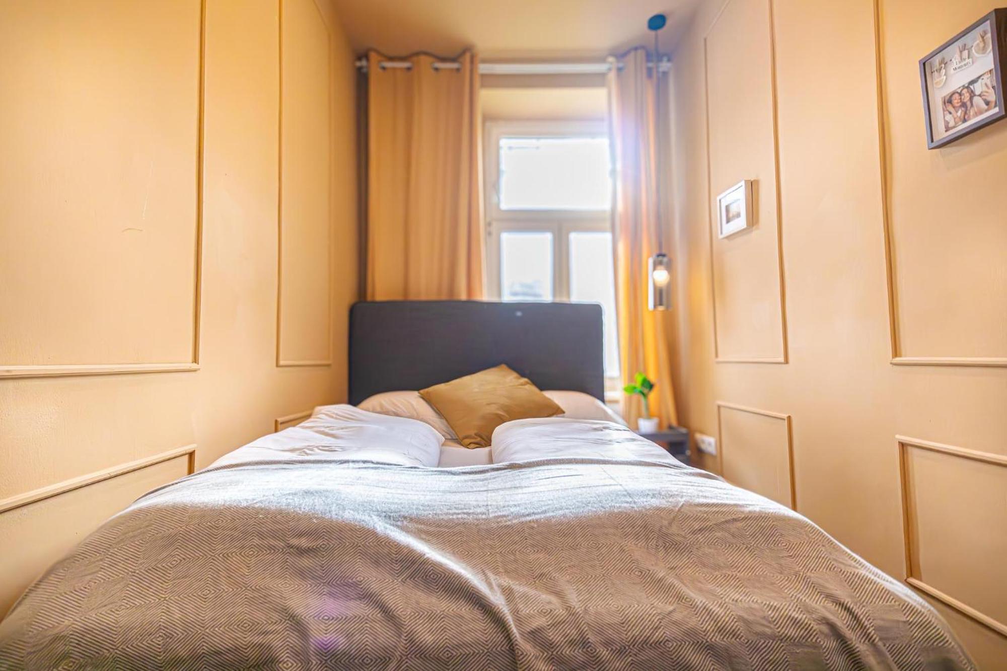4br For 9p, Centrally Located In *