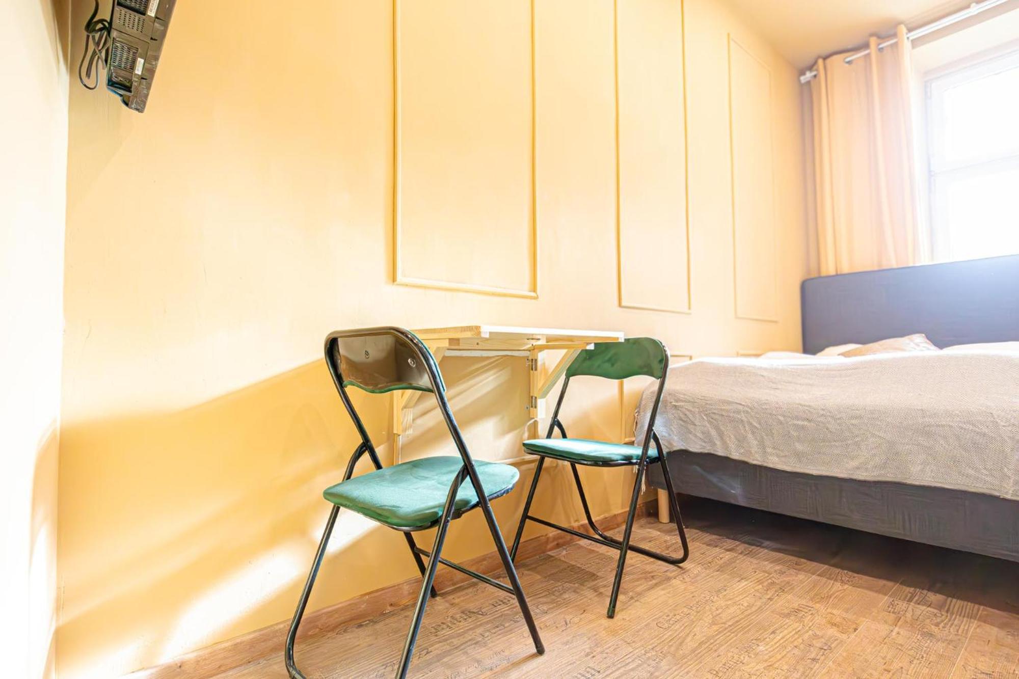 Apartment 4br For 9p, Centrally Located In *